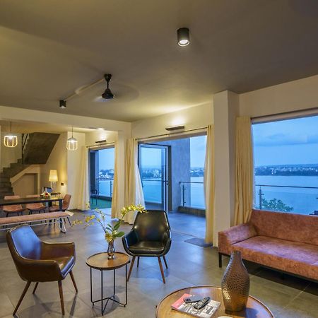Grey Stone - Lakefront Penthouse Family Rooms Kolhapur Bagian luar foto