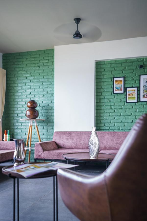 Grey Stone - Lakefront Penthouse Family Rooms Kolhapur Bagian luar foto