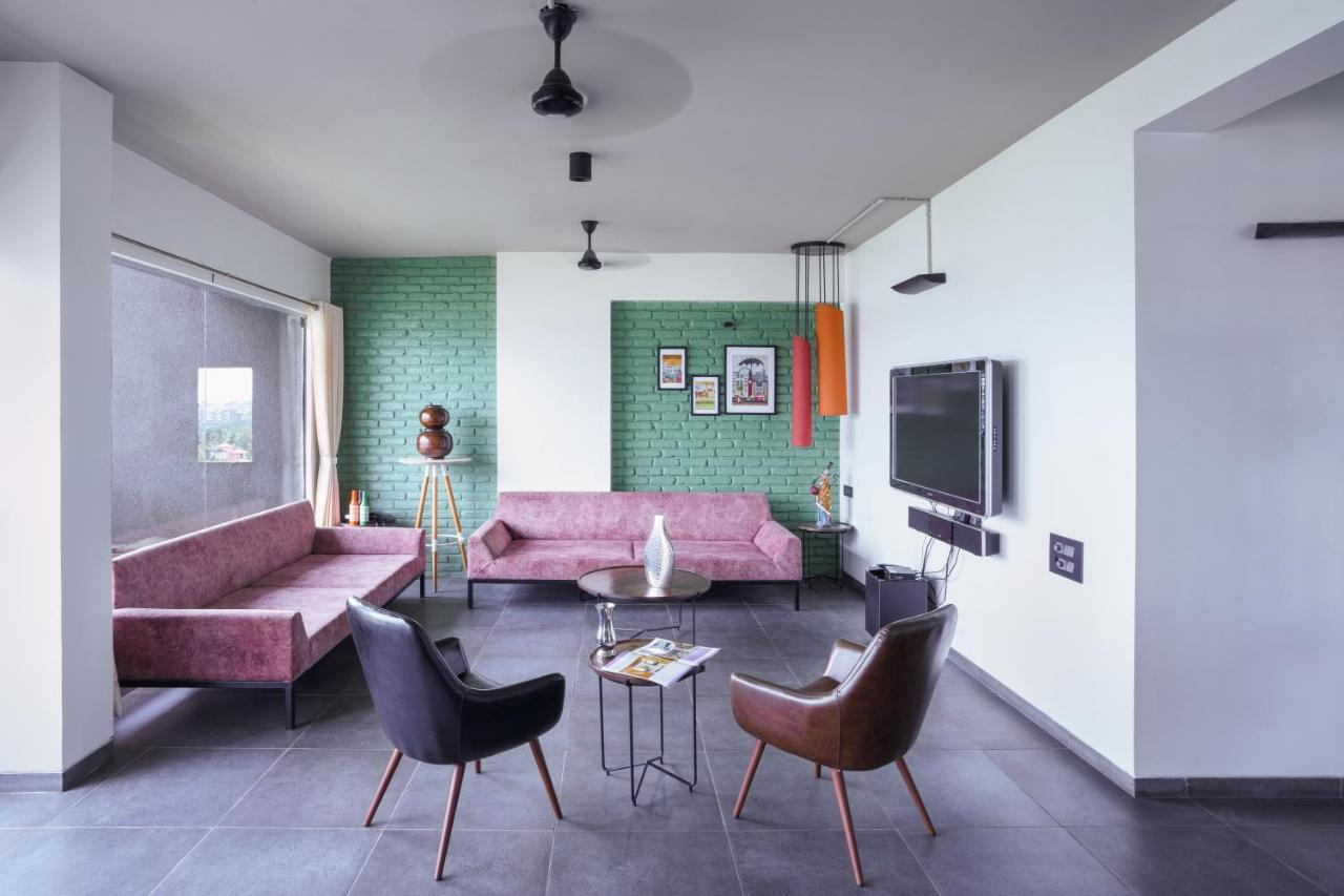 Grey Stone - Lakefront Penthouse Family Rooms Kolhapur Bagian luar foto