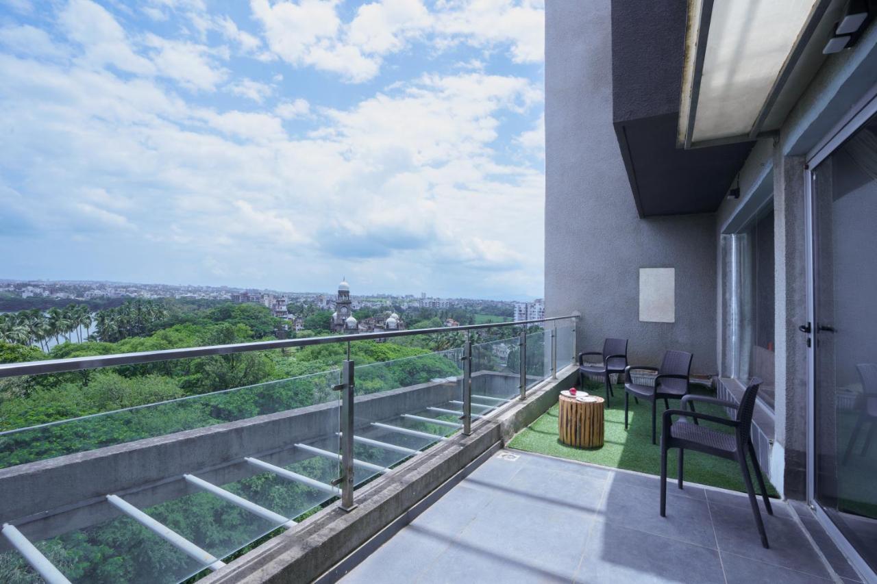 Grey Stone - Lakefront Penthouse Family Rooms Kolhapur Bagian luar foto