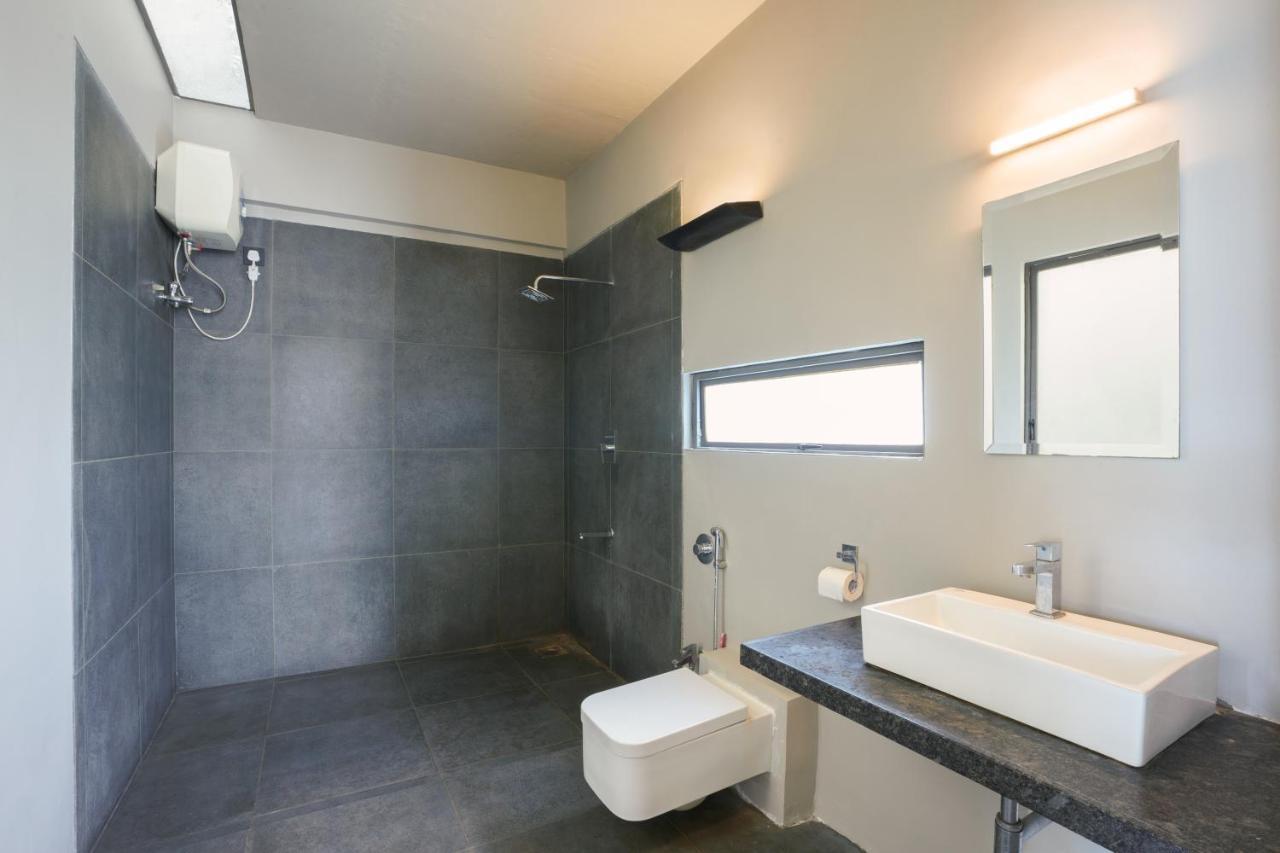 Grey Stone - Lakefront Penthouse Family Rooms Kolhapur Bagian luar foto