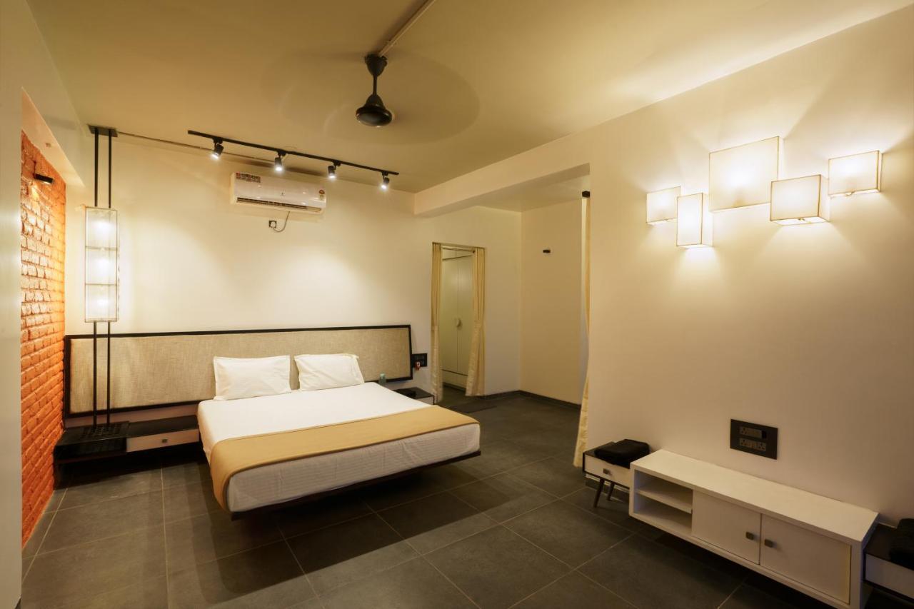 Grey Stone - Lakefront Penthouse Family Rooms Kolhapur Bagian luar foto