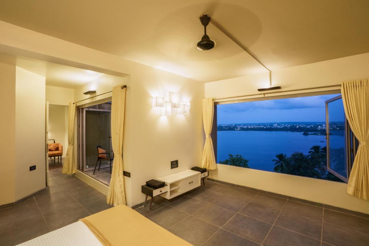 Grey Stone - Lakefront Penthouse Family Rooms Kolhapur Bagian luar foto