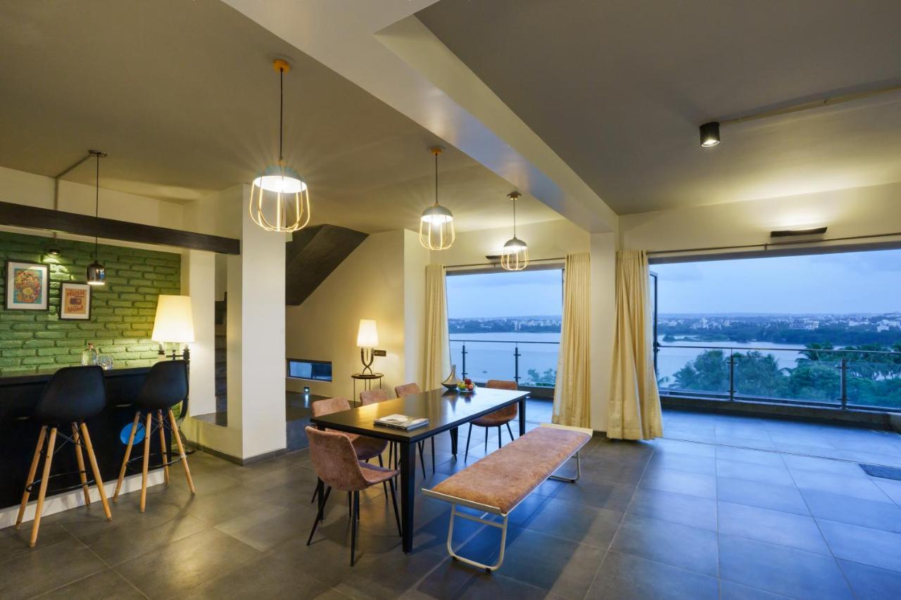 Grey Stone - Lakefront Penthouse Family Rooms Kolhapur Bagian luar foto