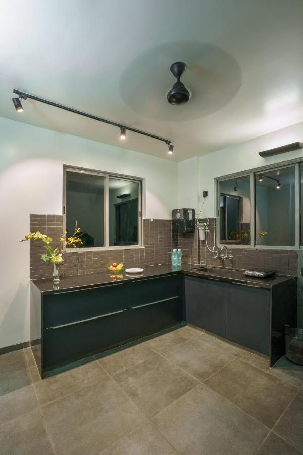 Grey Stone - Lakefront Penthouse Family Rooms Kolhapur Bagian luar foto