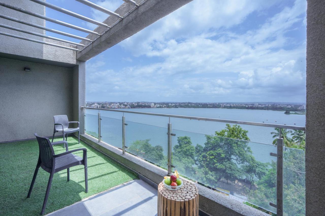 Grey Stone - Lakefront Penthouse Family Rooms Kolhapur Bagian luar foto