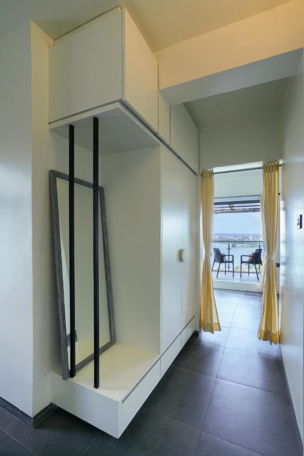 Grey Stone - Lakefront Penthouse Family Rooms Kolhapur Bagian luar foto