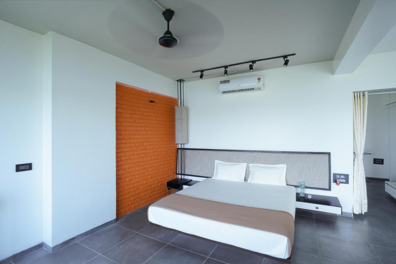 Grey Stone - Lakefront Penthouse Family Rooms Kolhapur Bagian luar foto