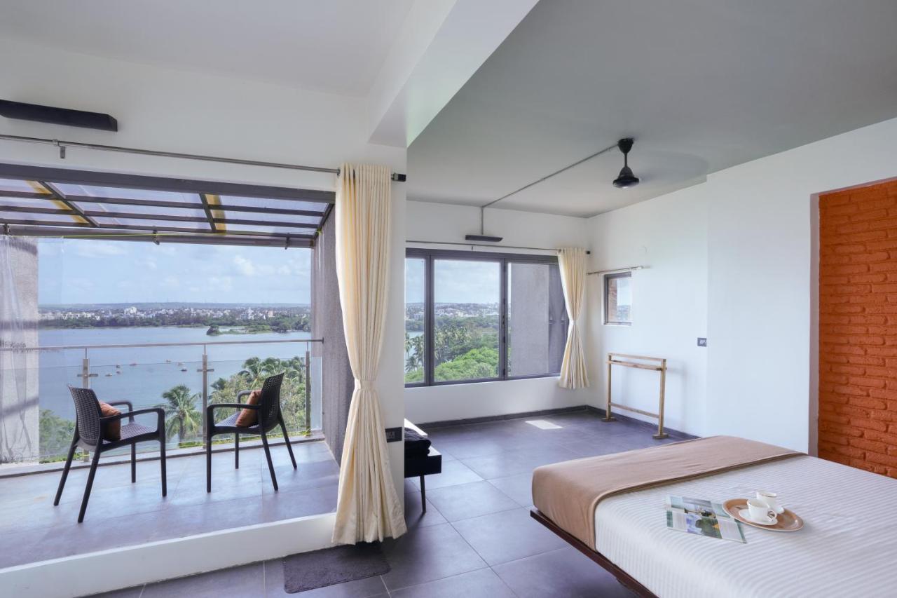 Grey Stone - Lakefront Penthouse Family Rooms Kolhapur Bagian luar foto