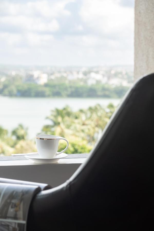 Grey Stone - Lakefront Penthouse Family Rooms Kolhapur Bagian luar foto