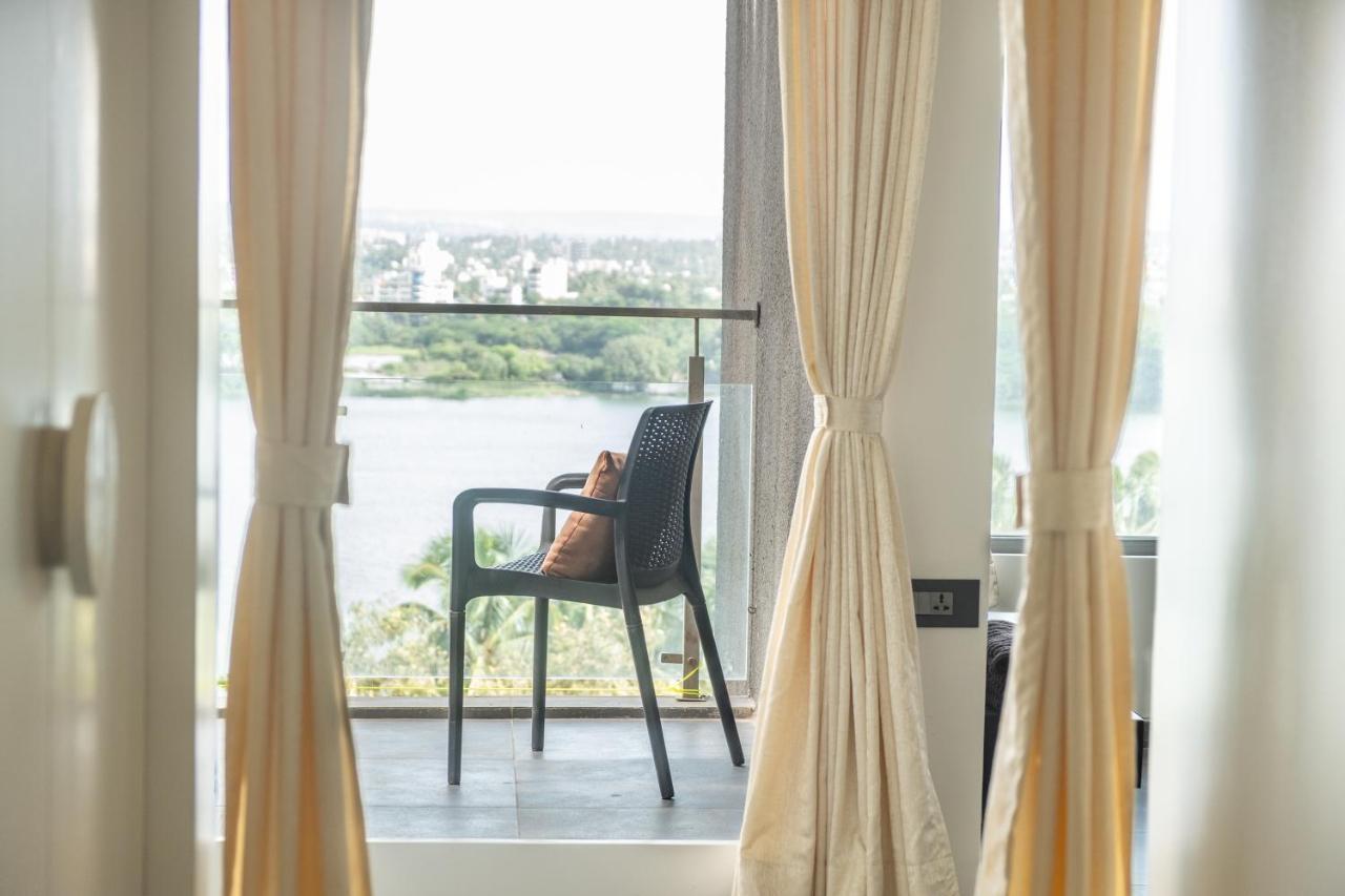 Grey Stone - Lakefront Penthouse Family Rooms Kolhapur Bagian luar foto