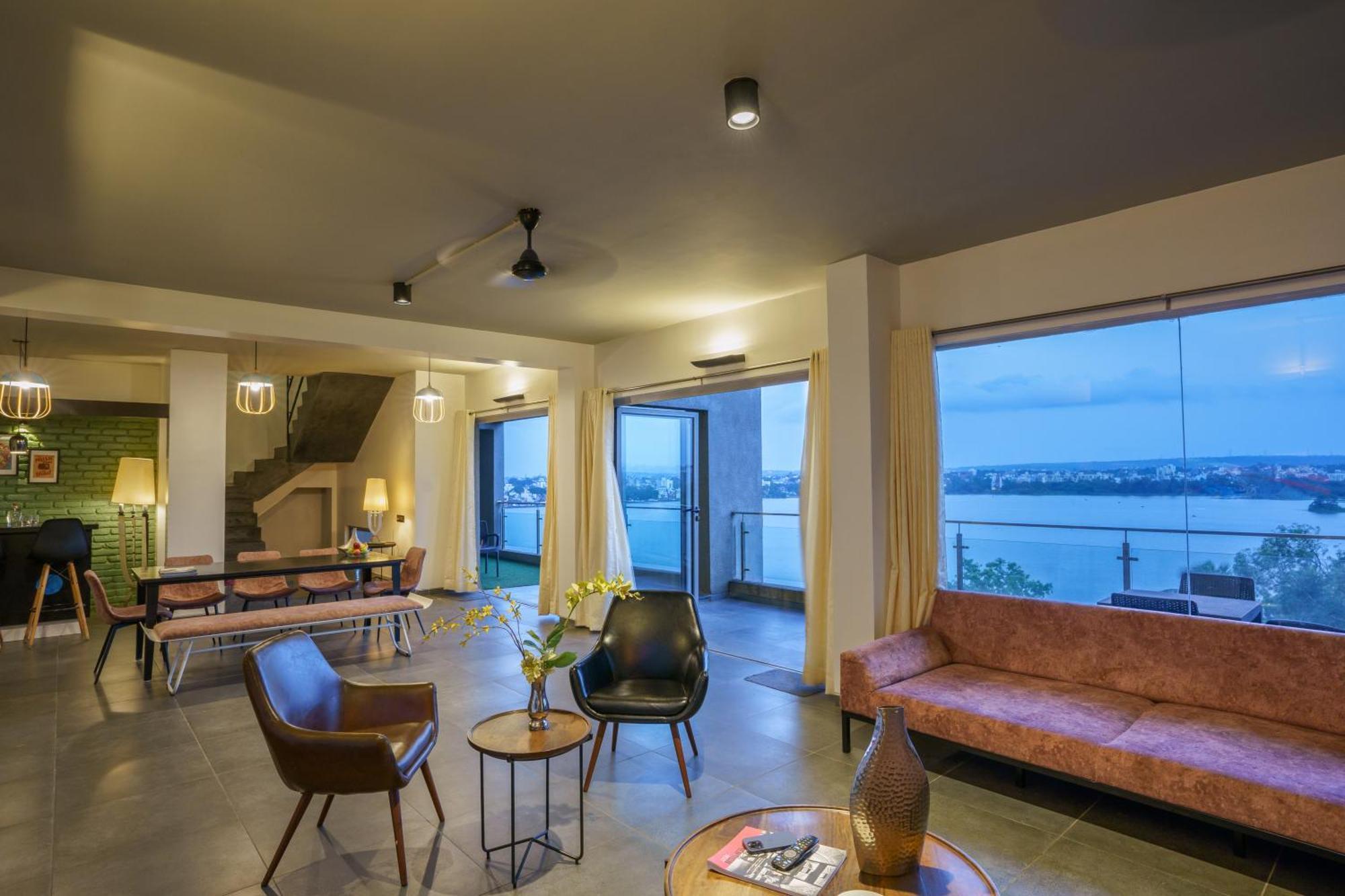 Grey Stone - Lakefront Penthouse Family Rooms Kolhapur Bagian luar foto