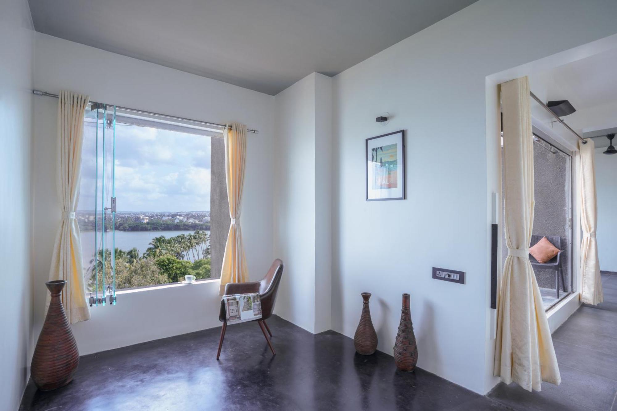 Grey Stone - Lakefront Penthouse Family Rooms Kolhapur Bagian luar foto