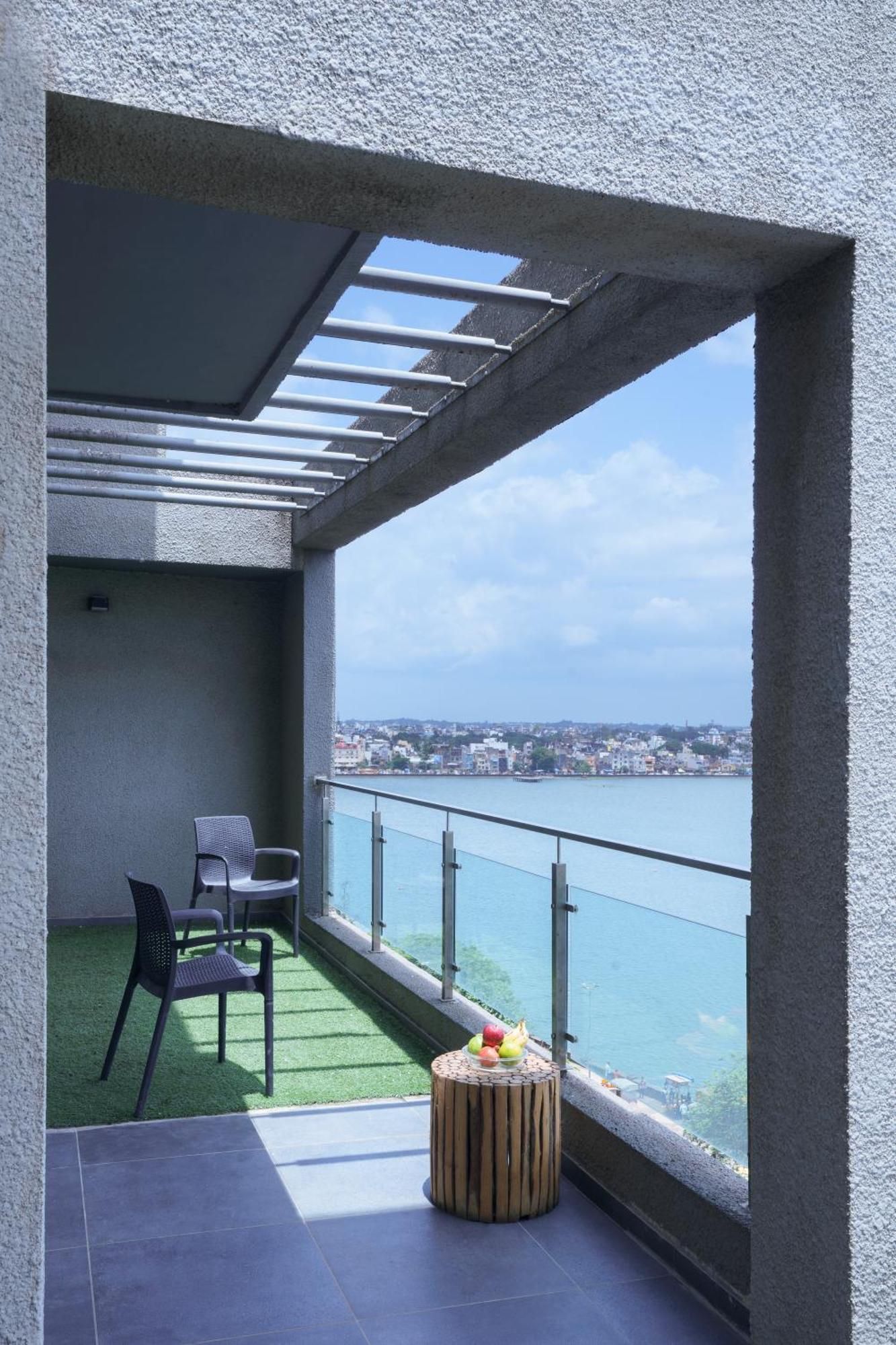Grey Stone - Lakefront Penthouse Family Rooms Kolhapur Bagian luar foto
