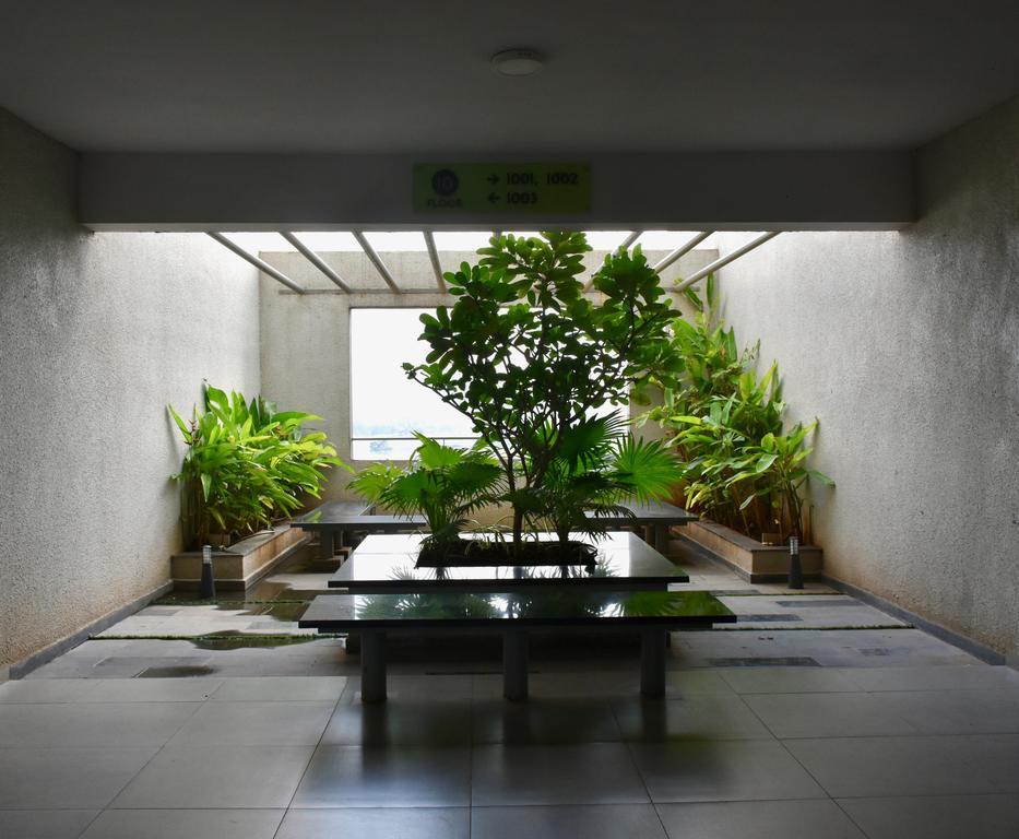 Grey Stone - Lakefront Penthouse Family Rooms Kolhapur Bagian luar foto