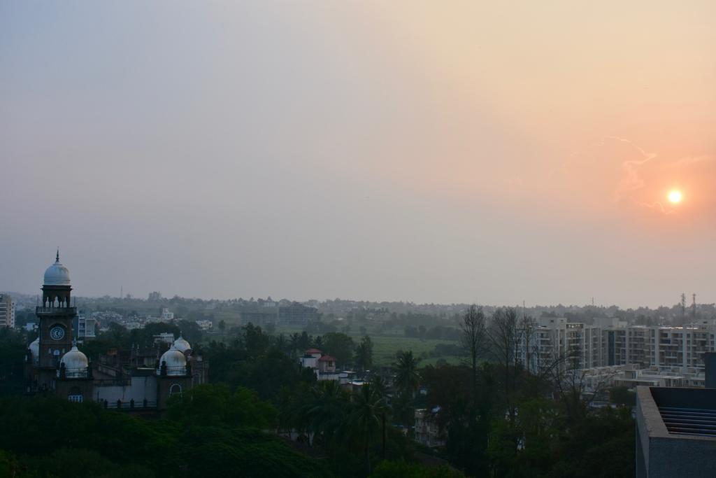 Grey Stone - Lakefront Penthouse Family Rooms Kolhapur Bagian luar foto